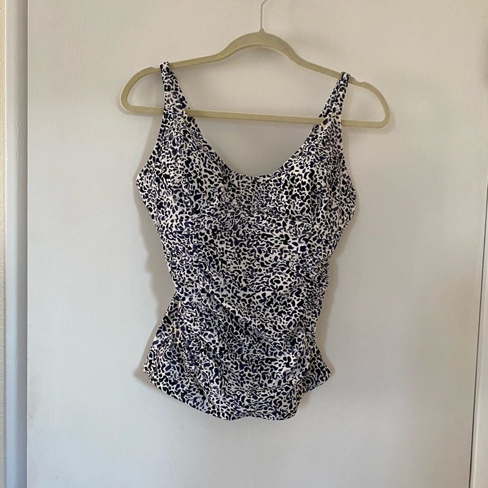 36D / 36DD Tankini Top Athleta Swimsuit White & Navy Vacation Resortwear Beach